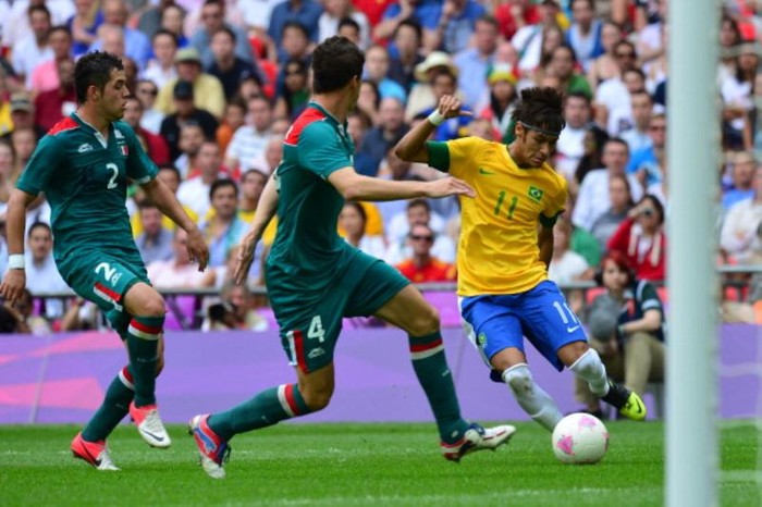 Neymar với một pha thoát xuống bên cánh trái, nhưng cú dứt điểm của anh đi vọt xà.